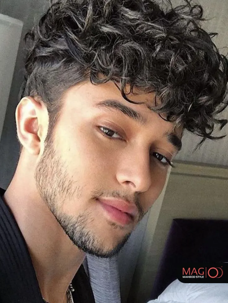 عکس پسر مو فرفری با ماسک